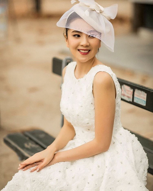 Trong shoot hình thực hiện tại lâu đài Amboise, "Cô gái thời tiết" chọn cho mình bộ váy trắng tinh khôi của thương hiệu Vera Wang. 