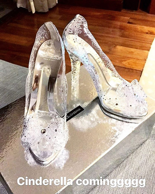 Đặc biệt nhất là đôi giày cao gót trong suốt mang đúng phong cách Cinderella đến từ thương hiệu Dolce&amp;Gabbana. Đôi giày cưới được Mai Ngọc ví như "đôi hài Lọ Lem" có giá khoảng 2.500 USD (hơn 50 triệu đồng).