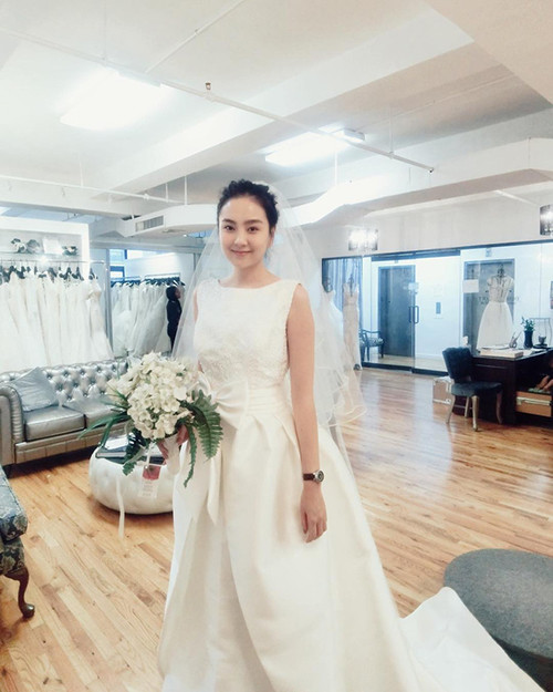 Trong lễ cưới diễn ra tối 2/12, MC Mai Ngọc diện chiếc váy cưới màu trắng kem đính nơ ngang eo của thương hiệu Rosa Clara. Giá của chiếc váy này là 10.000 USD (khoảng 230 triệu đồng).