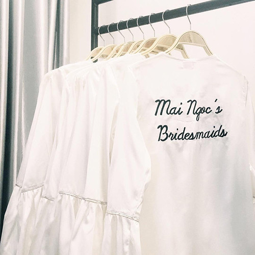 Dàn phù dâu còn có riêng áo choàng bằng satin thêu chữ Mai Ngoc's Bridesmaids(Phù dâu của Mai Ngọc) sau lưng. 