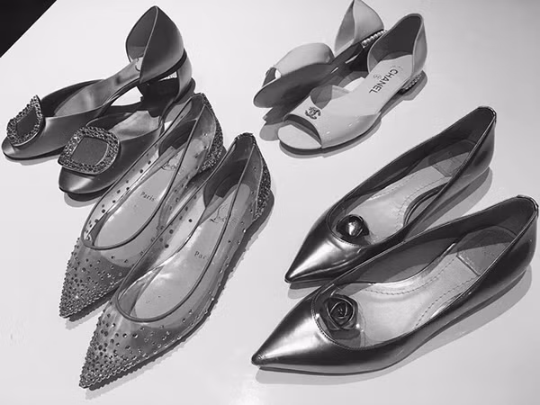 Không chỉ thế, Mai Ngọc còn đầu tư kỹ lưỡng cho phụ kiện giầy dép. Cô chuẩn bị tới 5 đôi giày hàng hiệu, trong đó có 4 đôi giày bệt của Christian Louboutin, Dior, Chanel, Roger Vivier cho ngày cưới. 