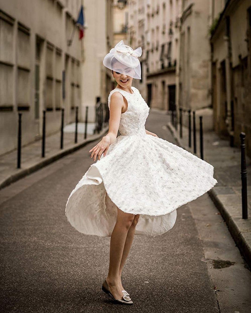 Cô dâu Mai Ngọc khoe sắc giữa Paris, Pháp trong bộ váy ngắn trẻ trung. Cô diện bộ đồ này cùng giày bệt của thương hiệu Roger Vivier và mạng che mặt. 