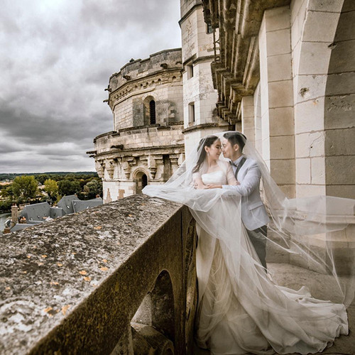 Nhà thiết kế sử dụng chất liệu voan xốp để tạo độ bồng bềnh cho chiếc váy mà không cần sử dụng đến tùng váy nặng nề. 