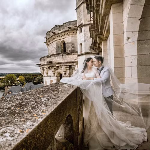 Nhà thiết kế sử dụng chất liệu voan xốp để tạo độ bồng bềnh cho chiếc váy mà không cần sử dụng đến tùng váy nặng nề. 