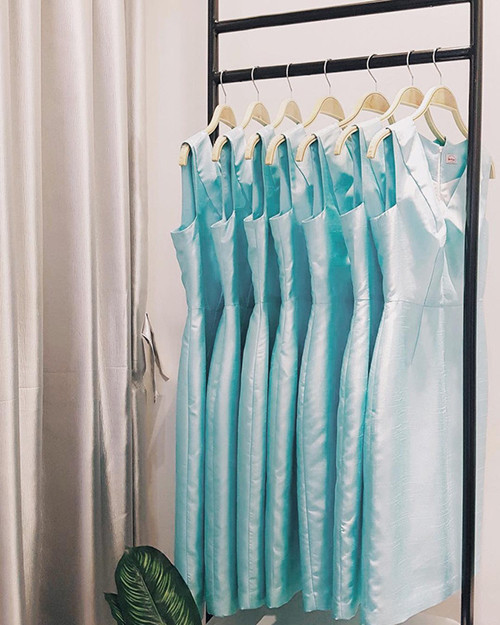 Ngoài trang phục cho bản thân, người đẹp sinh năm 1990 còn tận tay chuẩn bị 2 bộ váy cùng 3 thiết kế áo dài cho dàn phù dâu, là những người bạn thân thiết nhất của cô. 