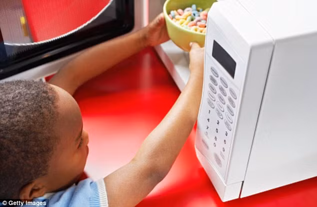 Tuy nhiên, vì tính tiện lợi và thân thiện với môi trường, lò vi sóng vẫn là vật dụng khó thiếu trong các gia đình. Cách sử dụng lò vi sóng an toàn là đi ra khỏi khu vực bếp càng xa càng tốt vì sóng vẫn có thể xuyên qua tường. Để giữ an toàn cho trẻ nhỏ, không nên bật lò vi sóng khi trong nhà có trẻ em và không nên để trẻ lại gần lò vi sóng. 