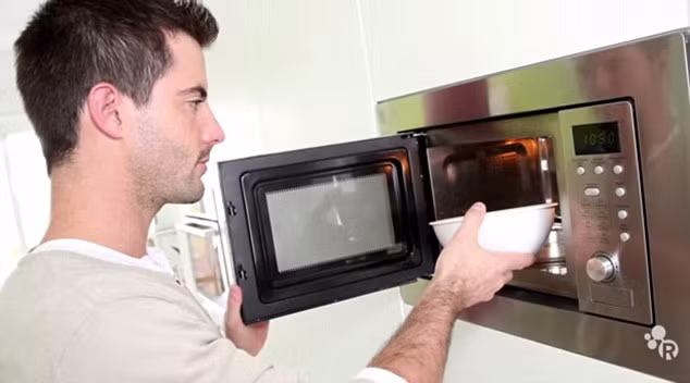 Trong một nghiên cứu của chính mình, giáo sư Havas đã tìm ra bằng chứng không thể chối cãi về việc lò vi sóng ảnh hưởng đến tim, cụ thể là thay đổi nhịp tim mỗi khi một chiếc lò vi sóng được bật lên. Một nghiên cứu tại Thụy Sĩ còn cho thấy những người ăn những món được chế biến bằng lò vi sóng bị giảm hồng cầu, tăng bạch cầu và cholesterol.