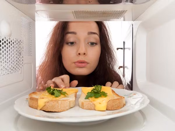 Các món ăn được chế biến trong lò vi sóng đều có chất sinh ung thư. Đầu tiên là các chất nhựa sản sinh ra chất gây ung thư khi bị nung nóng. Thứ hai là các thực phẩm có thể chế biến bằng lò vi sóng đều có chứa những chất hóa học như BPA, polyethylene terpthalate (PET), benzene, toluene, and xylene – tất cả đều có liên quan đến ung thư. 