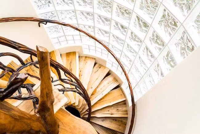 Cầu thang uốn lượn cầu kỳ.