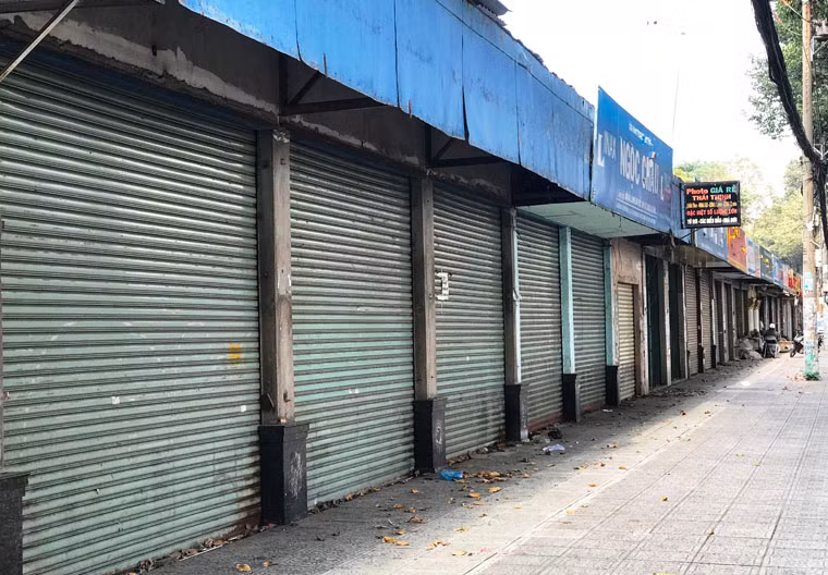 Theo đó, ĐH Bách Khoa đã bất chấp các quy định tại Điều 16 Luật Quản lý tài sản Nhà nước và Khoản 3, Điều 12 Luật Đất đai năm 2013 khi chỉ trong 3 năm (từ 2013 đến 2015) đã ký hợp động cho các tổ chức, cá nhân thuê mặt bằng để kình doanh và tổng số tiền thu trong 3 năm là 43,1 tỷ đồng.