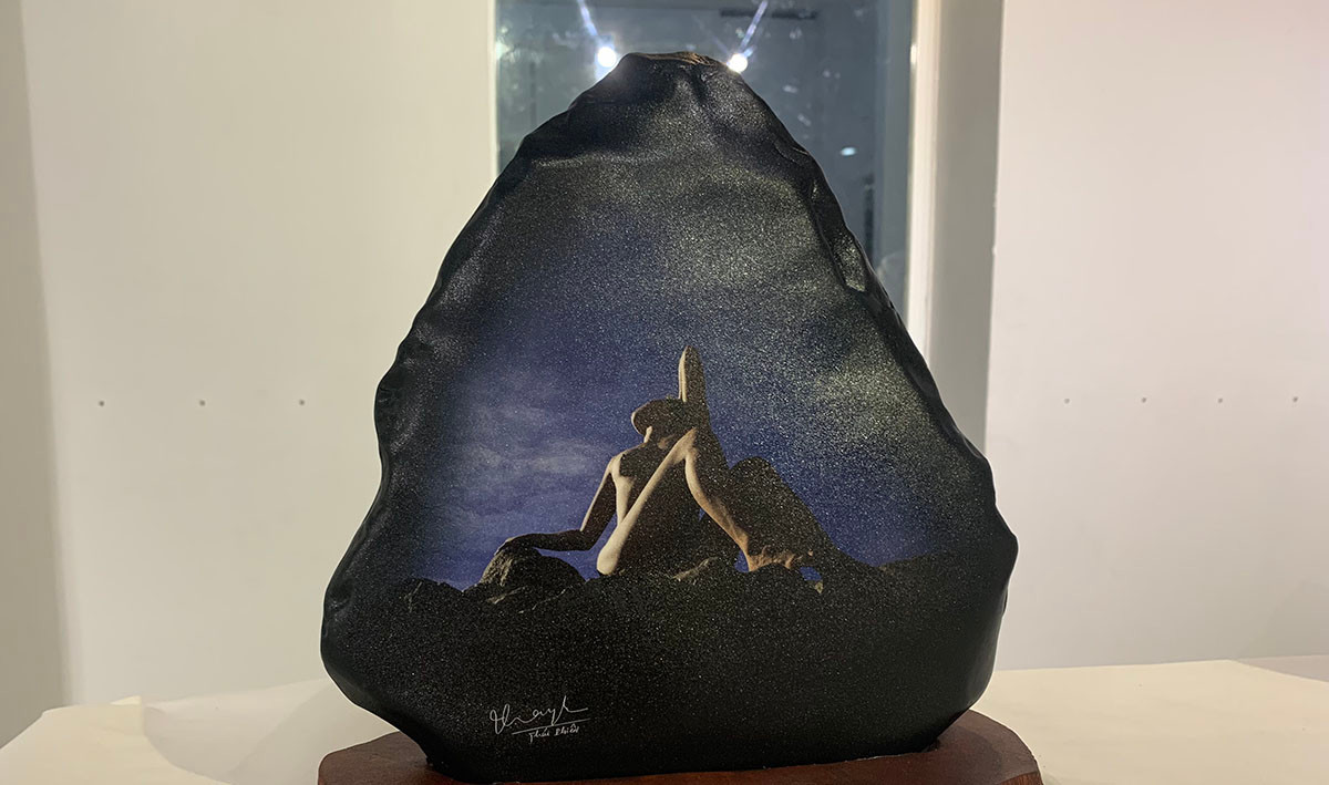 Những tác phẩm này lấy từ 3 bộ ảnh nude gồm Xuân thì, Miền cổ tích và một bộ ảnh chưa từng được tác giả công bố.