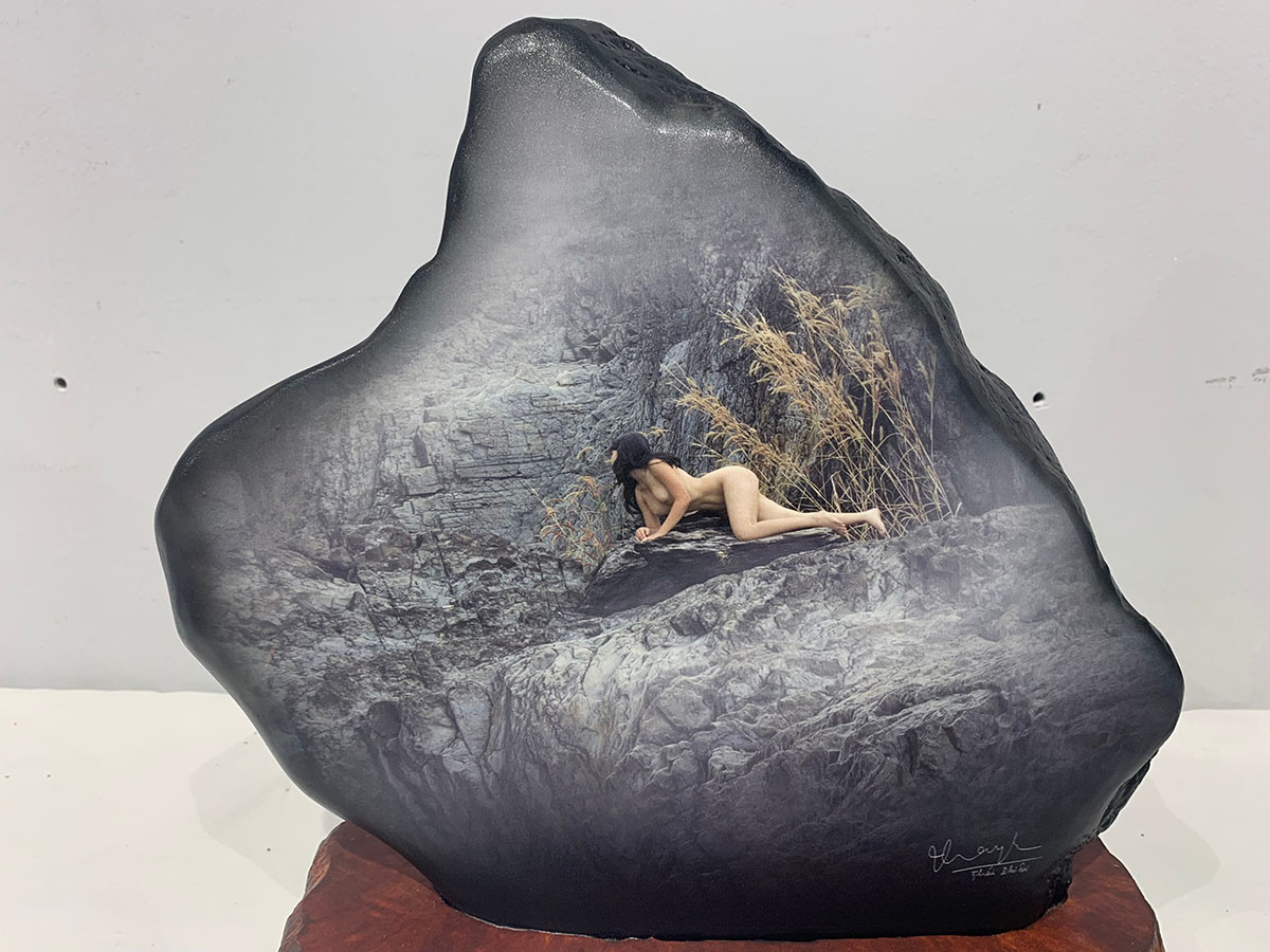 Những tác phẩm ảnh nude in trên đá đều mang tên khá "mộng mơ" như: Tinh khôi, Thiên sứ, Bước thời gian, Trăng non, Liêu trai, Phiêu bồng, Rừng chiều, cõi thần tiên...