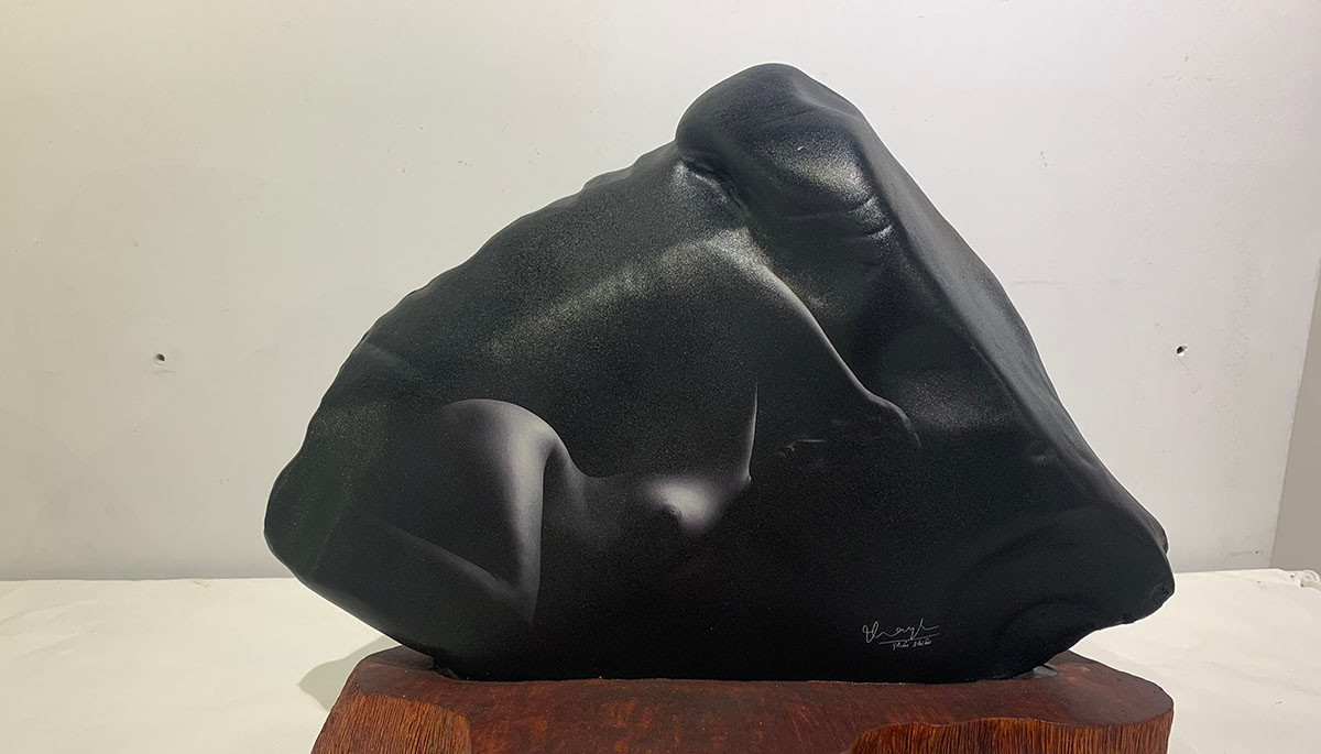 Những ảnh nude in trên đá phun sơn đen, có chiếu cao trung bình từ 0,4 đến 0,9m...