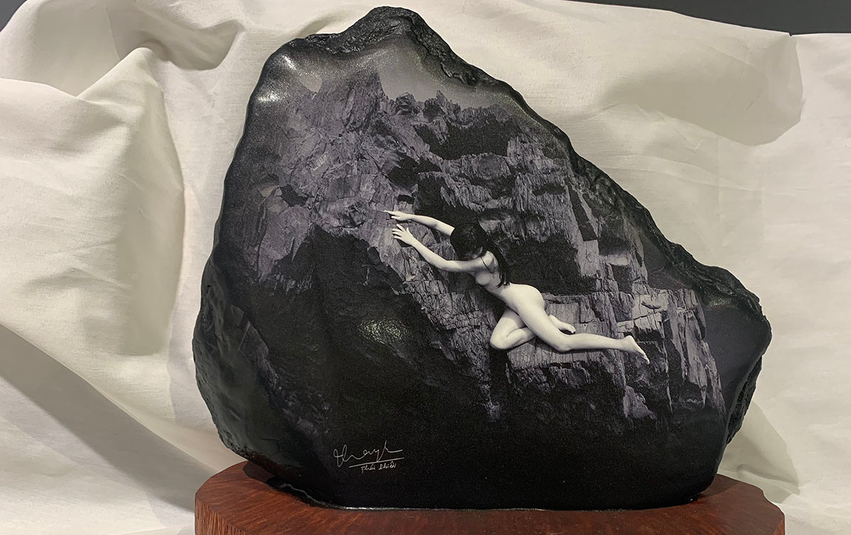 Để tạo nên những đường nét mềm mại của phụ nữ lên mặt đá lồi lõm.