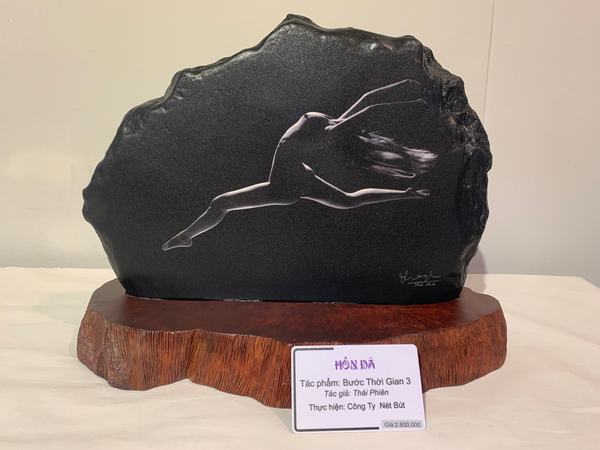 "Vẻ đẹp cả phụ nữ là vĩnh hằng với thời gian", ý nghĩa của những tấm ảnh nude được in trên đá tại triển lãm.