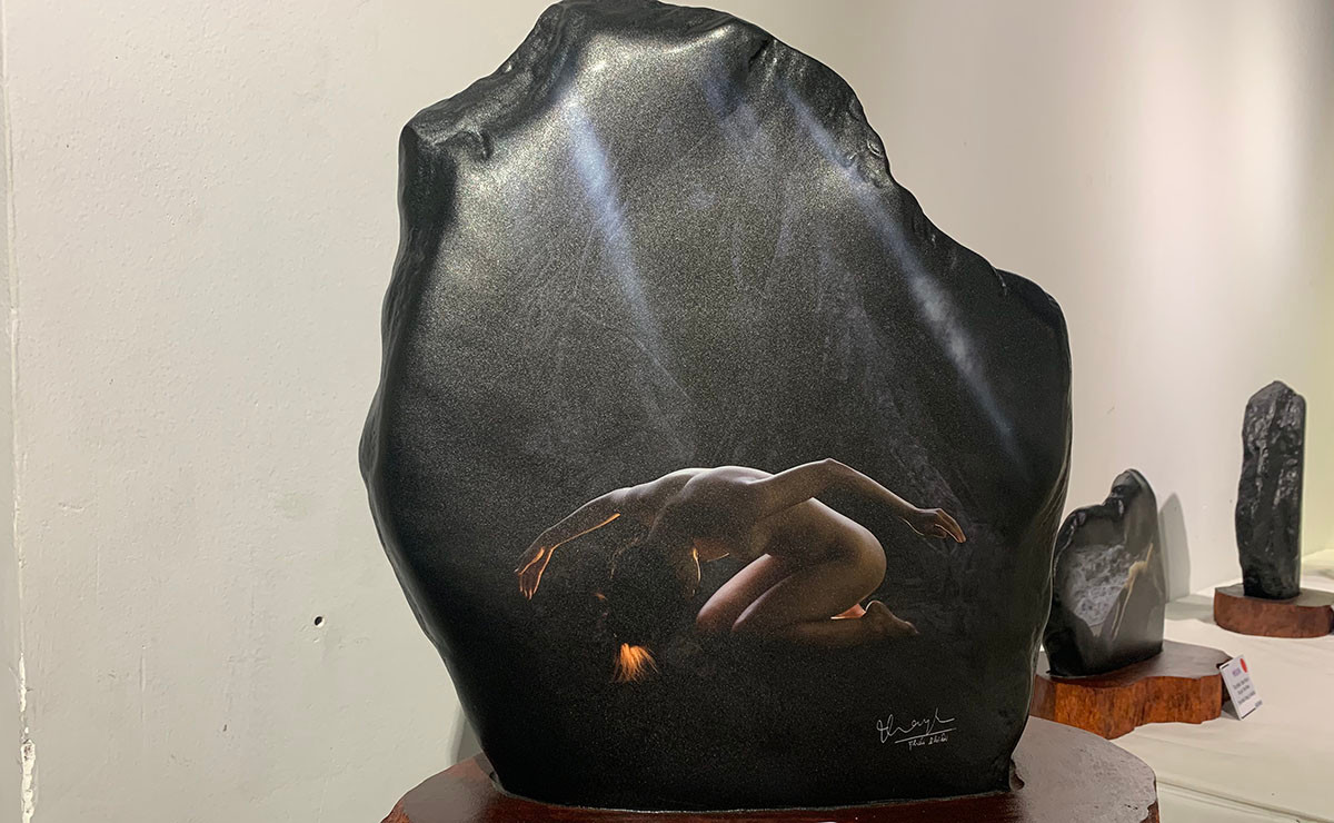 hình dáng và thế đá tự nhiên của những viên đá mà ông cùng đội ngũ chế tác ảnh nude lên sao cho phù hợp.