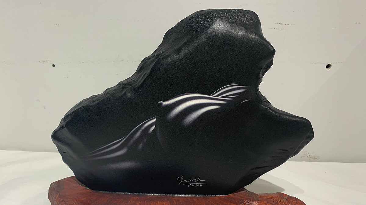 Ảnh nude in đá độc đáo tại triển lãm.