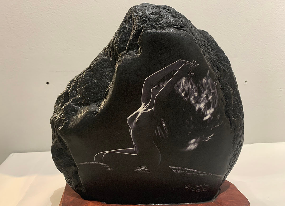 Khán giả thích thú với triển lãm ảnh nude trên đá đầu tiên tại Việt Nam