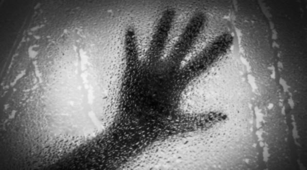 Khi "bàn tay ma" chạm vào người bình thường sẽ khiến nạn nhân mắc bệnh và ngày càng yếu đi trước khi qua đời.