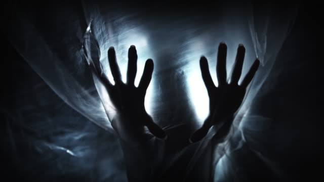 Những hồn ma được cho là tiếp cận nạn nhân khi họ đang say giấc ngủ. Đặc biệt, trong giấc mơ, họ nằm mơ thấy người chết.