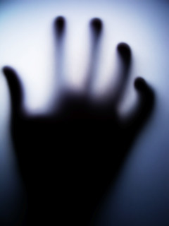 Khi một thành viên trong gia đình được cho là tử vong do "bàn tay ma", người thân không khỏi lo sợ vì cho rằng vận đen có thể đeo bám họ.