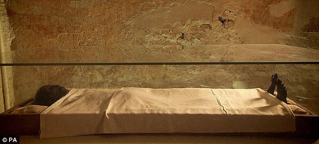 Thế nhưng, khi mở chiếc quách bằng vàng trong mộ, các chuyên gia phát hiện xác ướp vua Tutankhamun không nguyên vẹn khi trái tim và xương ức bị lửa thiêu rụi.