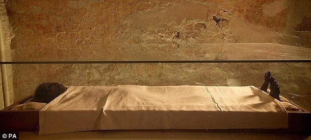 Thế nhưng, khi mở chiếc quách bằng vàng trong mộ, các chuyên gia phát hiện xác ướp vua Tutankhamun không nguyên vẹn khi trái tim và xương ức bị lửa thiêu rụi.