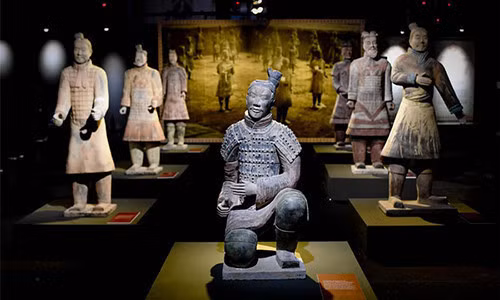 Một giai thoại kể rằng, dưới thời Xuân Thu, nước Ngô và nước Việt giao tranh. Kết quả nước Ngô giành chiến thắng. Về sau, Ngô vương Phù Sai sai người đi đào mộ phần tổ tiên của Câu Tiễn.