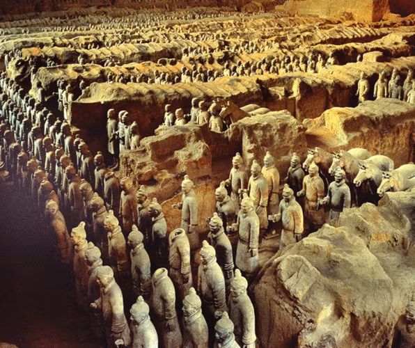 Tại đó, quân lính đào được một bộ xương của người khổng lồ. Bộ hài cốt này lớn tới mức người ta phải dùng chiến xa để vận chuyển. Ngô vương Phù Sai hiếu kỳ trước bộ hài cốt này nên đã cho mời Khổng Tử đến kiểm tra.