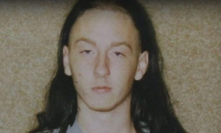 Rod Ferrell sinh năm 1980 tại bang Kentucky, Mỹ. Vào năm 1996, y tuyên bố rằng bản thân là ma cà rồng 500 tuổi tên Vesago. Ferrell còn thuyết phục 4 người bạn của mình khiến họ cũng tin bản thân là ma cà rồng. Theo đó, họ uống máu của nhau.