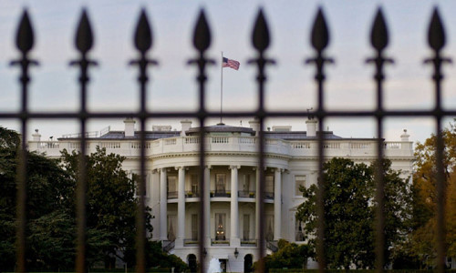 Cụ thể, lớp bảo an đầu tiên tại Nhà Trắng là hàng rào sắt bao quanh tòa nhà. Các lối vào Nhà Trắng đều có những trạm kiểm soát an ninh.