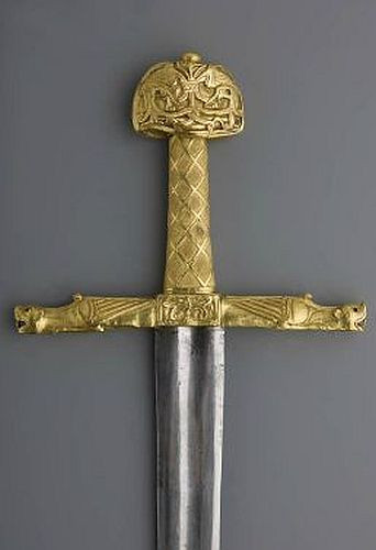 Tương truyền, lưỡi kiếm Joyeuse chói sáng hơn mặt trời. Theo đó, vũ khí này có khả năng làm mù mắt kẻ thù khi giao chiến.