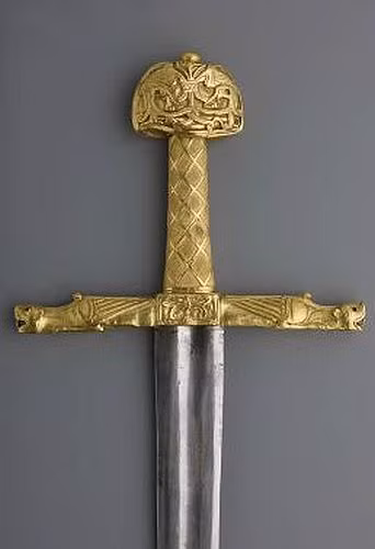 Tương truyền, lưỡi kiếm Joyeuse chói sáng hơn mặt trời. Theo đó, vũ khí này có khả năng làm mù mắt kẻ thù khi giao chiến.