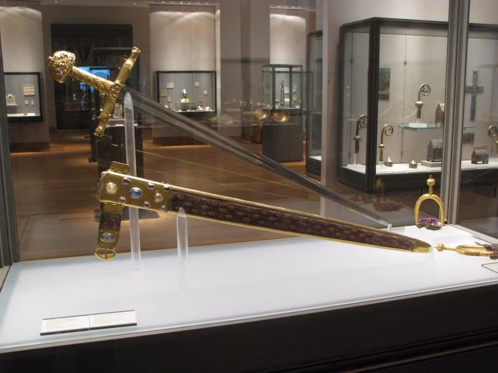 Kể từ đó về sau, thanh kiếm Joyeuse được sử dụng trong các buổi lễ đăng quang trang trọng của các tân vương.