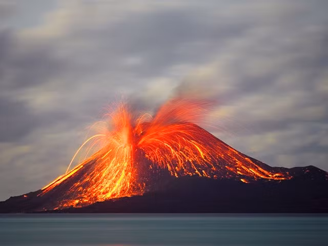 Trong giấc mơ, phóng viên Samson nhìn thấy núi lửa Krakatoa phun trào khiến nhiều người thương vong.