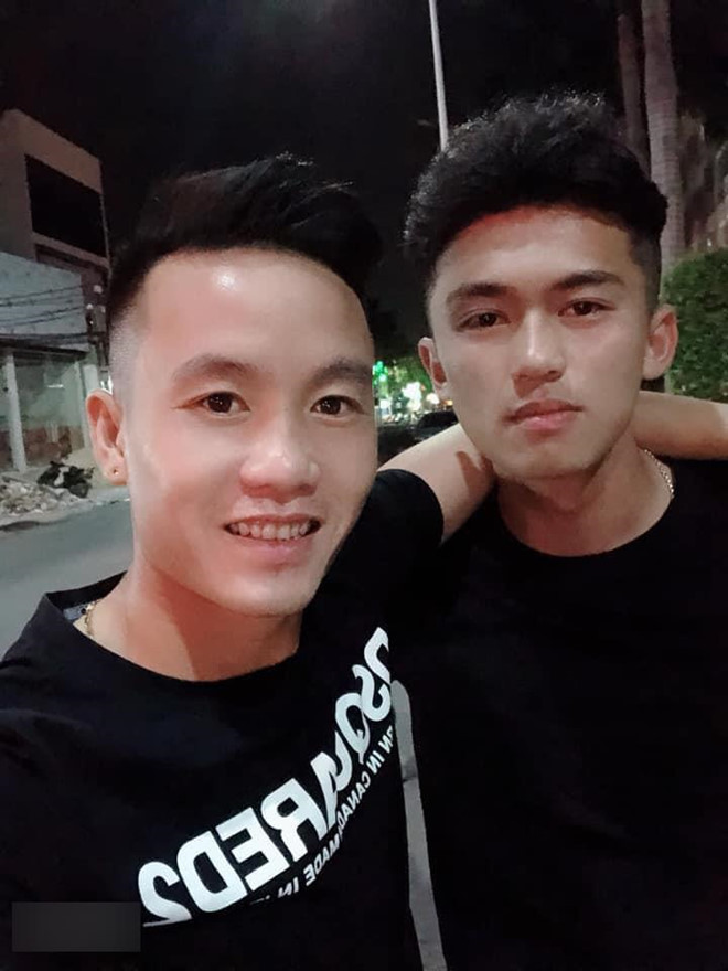 Tại trang cá nhân, cầu thủ sinh năm 2000 không chia sẻ quá nhiều hình ảnh trên sân cũng như đời thường. Anh chàng hiện thu hút hơn 4.000 follow và được dân mạng nói sẽ trở thành "visual" của tuyển U23 trong thời gian tới.