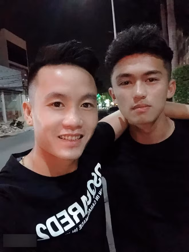 Tại trang cá nhân, cầu thủ sinh năm 2000 không chia sẻ quá nhiều hình ảnh trên sân cũng như đời thường. Anh chàng hiện thu hút hơn 4.000 follow và được dân mạng nói sẽ trở thành "visual" của tuyển U23 trong thời gian tới.