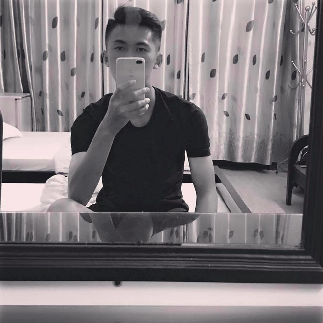 Cầu thủ 18 tuổi sở hữu chiều cao 1,75 m cùng gương mặt đẹp trai thư sinh. Sau khi gây chú ý trên mạng, cậu được nhiều fan tìm tới trang cá nhân xin kết bạn.