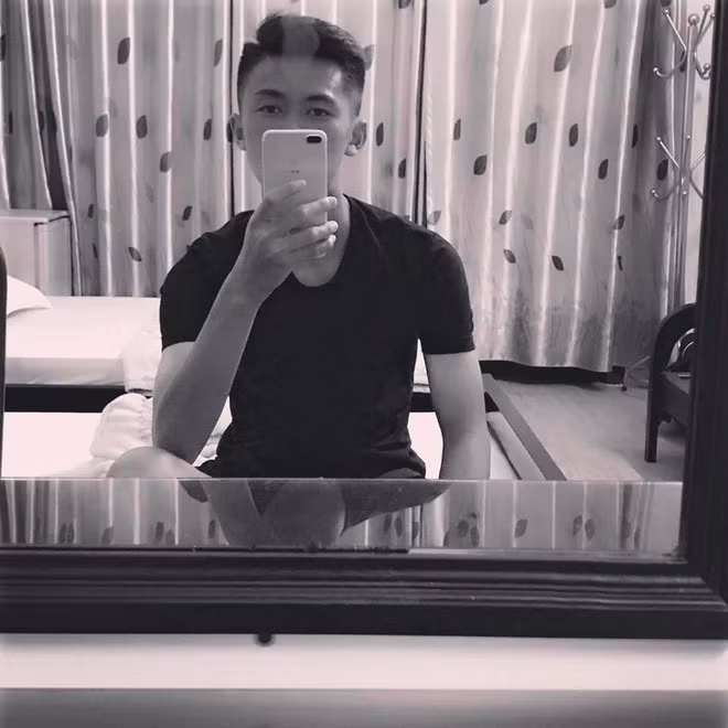 Cầu thủ 18 tuổi sở hữu chiều cao 1,75 m cùng gương mặt đẹp trai thư sinh. Sau khi gây chú ý trên mạng, cậu được nhiều fan tìm tới trang cá nhân xin kết bạn.