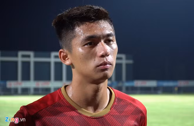 “Xinh trai quá”, “Nhân tố sáng giá”, “Lại thêm cực phẩm” hay “Các em toàn soái ca với nam thần như vậy thì các chị biết làm sao” là một số bình luận khen Nguyễn Trần Việt Cường. “Cầu thủ này ngày xưa đá khá hay ở lứa U16, cùng lứa Trọng Long. Thể hình đẹp, tư duy tốt. Bạn này 2000 hy vọng chịu khó tập luyện, nỗ lực để tiến xa”, Vanphuc Bui viết.