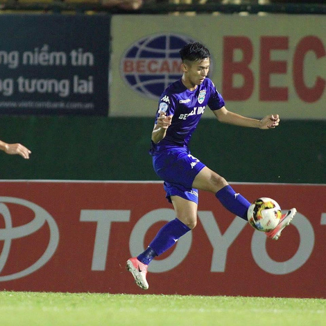 Tiền đạo CLB Bình Dương từng gây chú ý khi được xuất hiện cùng đội hình 1 tại giai đoạn lượt về V.League 2017. Khi đó, 10X là cầu thủ thuộc thế hệ 2000 đầu tiên có mặt tại giải đấu chuyên nghiệp cao nhất của Việt Nam.