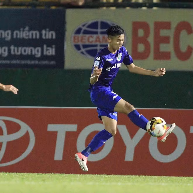 Tiền đạo CLB Bình Dương từng gây chú ý khi được xuất hiện cùng đội hình 1 tại giai đoạn lượt về V.League 2017. Khi đó, 10X là cầu thủ thuộc thế hệ 2000 đầu tiên có mặt tại giải đấu chuyên nghiệp cao nhất của Việt Nam.