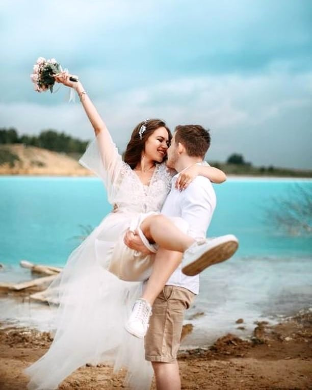 Những video, bức ảnh thực hiện tại hồ nước màu xanh nổi bật giữa thiên nhiên này nhanh chóng gây sốt mạng xã hội.