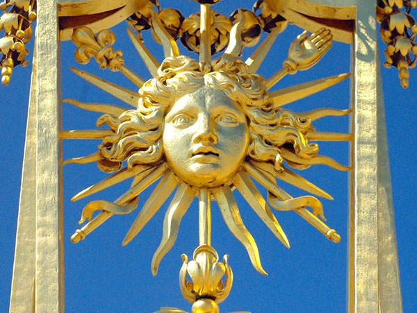 Theo một số tài liệu, vua Louis XIV rất sợ việc tắm rửa. Đây được xem là nỗi sợ hãi kỳ quặc của một ông hoàng.