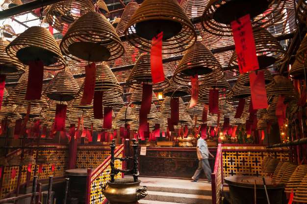 Đền Man Mo, Hong Kong được xây dựng vào năm 1847, nhằm tôn vinh Thần Man và Thần Mo.