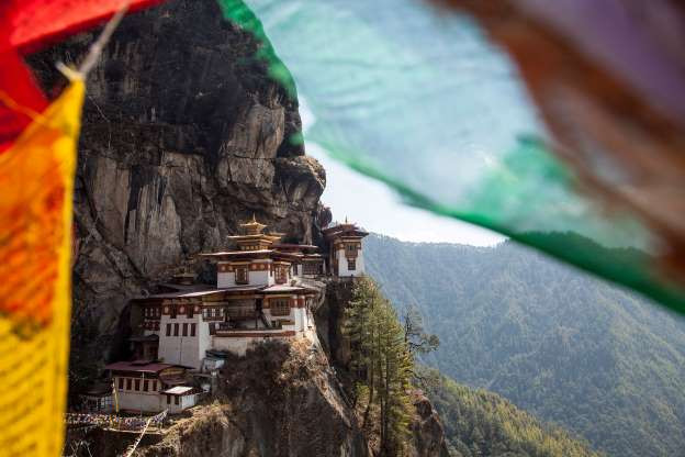 Paro Taktsang, Bhutan là ngôi đền tọa lạc trên một vách đá cao giữa tầng mây nhìn xuống thung lũng Paro. Truyền thuyết kể rằng, ngài Padmasambhava bay đến thung lũng Paro dưới hình dạng hóa thân của thần Dorji Drolo cưỡi trên lưng con hổ cái. Sau đó, ngài ngồi thiền suốt 3 năm liên tục vào thế kỷ thứ 8 tại 13 hang động, trong đó Paro Taktsang là hang nổi tiếng nhất. Vì vậy, người dân địa phương còn gọi hang này là Hang Hổ (Tiger Nest).
