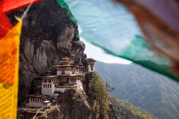 Paro Taktsang, Bhutan là ngôi đền tọa lạc trên một vách đá cao giữa tầng mây nhìn xuống thung lũng Paro. Truyền thuyết kể rằng, ngài Padmasambhava bay đến thung lũng Paro dưới hình dạng hóa thân của thần Dorji Drolo cưỡi trên lưng con hổ cái. Sau đó, ngài ngồi thiền suốt 3 năm liên tục vào thế kỷ thứ 8 tại 13 hang động, trong đó Paro Taktsang là hang nổi tiếng nhất. Vì vậy, người dân địa phương còn gọi hang này là Hang Hổ (Tiger Nest).