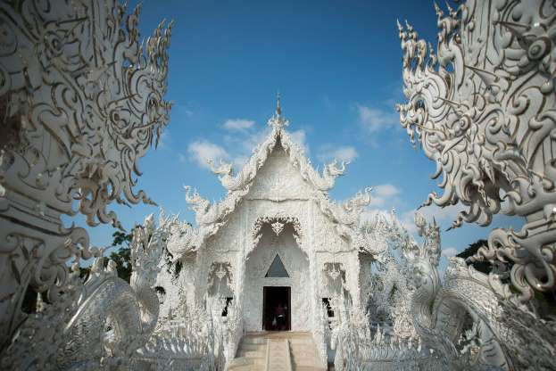 Chùa Wat Rong Khun, Thái Lan có từ năm 1997 nổi bật với màu trắng. Công trình tôn giáo này do kiến trúc sư người Thái thiết kế là Chalermchai Kositpipat.