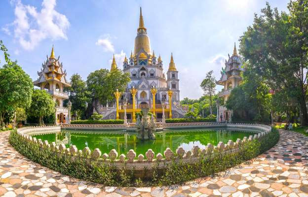 Chùa Bửu Long (hay còn gọi là Thiền viện Tổ Đình Bửu Long) tọa lạc ở quận 9, cách trung tâm TP HCM khoảng 20 km. Bảo tháp trong chùa là Gotama Cetiya. Đây là bảo tháp lớn nhất Việt Nam với chiều cao là 70m cùng 4 tháp phụ xung quanh.