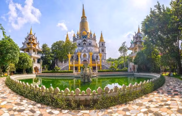 Chùa Bửu Long (hay còn gọi là Thiền viện Tổ Đình Bửu Long) tọa lạc ở quận 9, cách trung tâm TP HCM khoảng 20 km. Bảo tháp trong chùa là Gotama Cetiya. Đây là bảo tháp lớn nhất Việt Nam với chiều cao là 70m cùng 4 tháp phụ xung quanh.